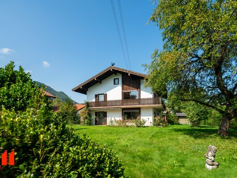Chiemgau! Flexibles Ein-oder Zweifamilienhaus mit Bergblickgrundstück!