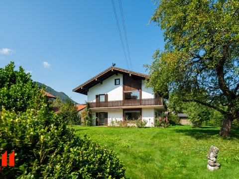 Chiemgau! Maison flexible pour une ou deux familles avec une propriété vue montagne!