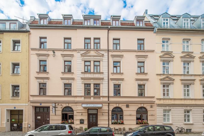 Apartamento familiar de estilo antiguo con balcón y ascensor en la mejor ubicación del Barrio Francés