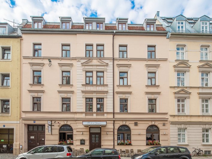 Familial, ancien appartement de style avec balcon et ascenseur dans le meilleur emplacement du quartier français