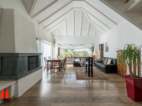 Villa familiale au toit en croupe avec piscine et sauna dans un emplacement de train de banlieue