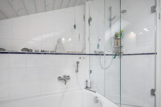 Salle de bain avec baignoire et douche séparée