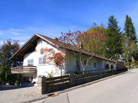 Maison rénovée avec deux appartements séparés et double garage