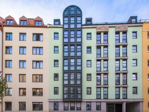 Emplacement idéal! Appartement bien entretenu avec balcon ouest et 2 parkers en duplex!